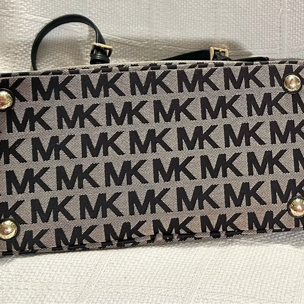 MICHAEL KORS Black and Brown Signature Tote with Gold Charm